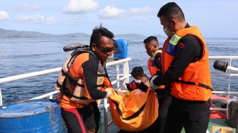 Tim SAR gabungan mengevakuasi jenazah yang diduga korban tenggelamnya kapal wisata KM Putri Sakinah di perairan Pulau Serai, kawasan Taman Nasional Komodo, Labuan Bajo, Manggarai Barat, Nusa Tenggara Timur (NTT), Minggu (4/1/2026). [ANTARA FOTO/Gecio Viana/sgd/nym]