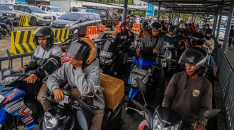 Sejumlah kendaraan roda dua antre untuk memasuki kapal feri di Pelabuhan Penyebrangan Feri Bastiong, Ternate, Maluku Utara, Minggu (4/1/2026). [ANTARA FOTO/ Andri Saputra/rwa]