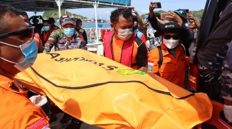 Tim SAR gabungan mengevakuasi jenazah yang diduga korban tenggelamnya kapal wisata KM Putri Sakinah di perairan Pulau Serai, kawasan Taman Nasional Komodo, Labuan Bajo, Manggarai Barat, Nusa Tenggara Timur (NTT), Minggu (4/1/2026). [ANTARA FOTO/Gecio Viana/sgd/nym]