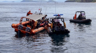 Tim SAR gabungan mengevakuasi jenazah yang diduga korban tenggelamnya kapal wisata KM Putri Sakinah di perairan Pulau Serai, kawasan Taman Nasional Komodo, Labuan Bajo, Manggarai Barat, Nusa Tenggara Timur (NTT), Minggu (4/1/2026). [ANTARA FOTO/Gecio Viana/sgd/nym]
