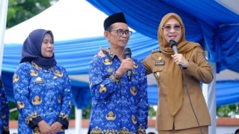 Bakri Terima SK PPPK Setelah 38 Tahun Jadi Penjaga Sekolah