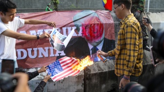 Aktivis dari Free Palestine Network (FPN) melakukan aksi bela Venezuela di depan Kedutaan Besar Amerika Serikat, Jakarta, Selasa (6/1/2026). [Suara.com/Alfian Winanto]