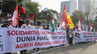 Aktivis dari Free Palestine Network (FPN) melakukan aksi bela Venezuela di depan Kedutaan Besar Amerika Serikat, Jakarta, Selasa (6/1/2026). [Suara.com/Alfian Winanto]