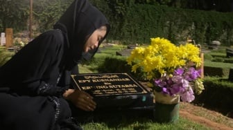 Rutin Datangi Makam Epy Kusnandar, Karina Ranau Malah Dibanding-bandingkan dengan Istri Gary Iskak