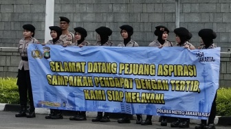 Sentuhan Humanis di Depan Kedubes AS, Polwan Polres Jakpus Sambut Pendemo sebagai Pejuang Aspirasi