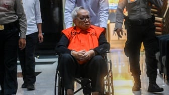 Resmi Ditahan KPK, Eks Direktur Pengolahan Pertamina Muncul dengan Gunakan Kursi Roda