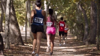 Apa Perbedaan Sepatu Trail Running dan Hiking? Intip 6 Rekomendasi Terbaiknya