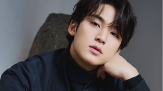 Nyaman Seharian! 4 Inspirasi OOTD Kasual Cozy ala Mingyu SEVENTEEN