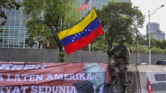 Aktivis dari Free Palestine Network (FPN) melakukan aksi bela Venezuela di depan Kedutaan Besar Amerika Serikat, Jakarta, Selasa (6/1/2026). [Suara.com/Alfian Winanto]