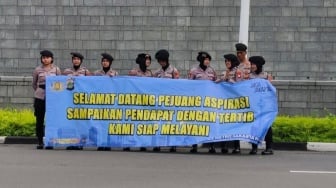 Sentuhan Humanis di Depan Kedubes AS, Polwan Polres Jakpus Sambut Pendemo sebagai Pejuang Aspirasi