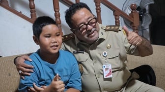 Rano Karno Jenguk Korban Kecelakaan SDN Kalibaru 01, Janji Kawal Proses Pemulihan