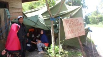 Tinggalkan Daerah Sumber Longsor Maninjau, 54 Warga Mengungsi di Pinggir Kelok 44 Agam