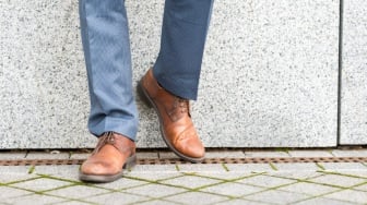 5 Rekomendasi Sepatu Multifungsi: Tampil Formal untuk Ngantor, Nyaman Dipakai Lari Kejar KRL