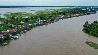 Foto udara kawasan konservasi Pesut Mahakam di Desa Wisata Pela di Kutai Kartanegara, Kalimantan Timur, Minggu (4/1/2026). [ANTARA FOTO/M Risyal Hidayat/YU]
