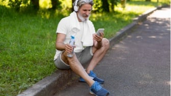 5 Rekomendasi Sepatu Jalan Kaki dengan Sol Karet Anti Slip Terbaik, Cocok untuk Lansia