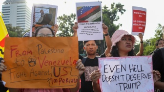 Aktivis dari Free Palestine Network (FPN) melakukan aksi bela Venezuela di depan Kedutaan Besar Amerika Serikat, Jakarta, Selasa (6/1/2026). [Suara.com/Alfian Winanto]