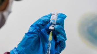 Dokter mempersiapkan vaksin influenza Flubio di Klinik Pratama Dermaga Raya, Jakarta, Rabu (7/1/2026). [Suara.com/Alfian Winanto]