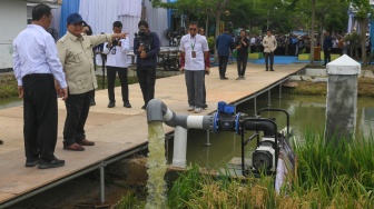 Presiden Prabowo Subianto (kedua kiri) didampingi Menteri Pertanian Amran Sulaiman (kiri) meninjau sawah dalam acara panen raya dan pengumuman swasembada pangan nasional 2025 di Cilebar, Karawang, Jawa Barat, Rabu (7/1/2026). [ANTARA FOTO/Hafidz Mubarak A/app/foc]