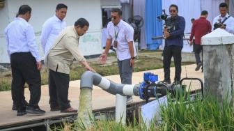 Presiden Prabowo Subianto (ketiga kiri) didampingi Menteri Pertanian Amran Sulaiman (kiri) dan Wamentan Sudaryono (kedua kiri) meninjau sawah dalam acara panen raya dan pengumuman swasembada pangan nasional 2025 di Cilebar, Karawang, Jawa Barat, Rabu (7/1/2026). [ANTARA FOTO/Hafidz Mubarak A/app/foc] 
