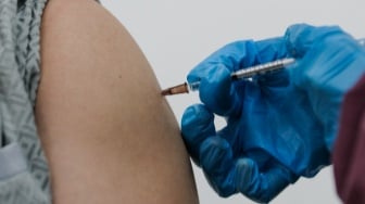 Dokter menyuntikkan vaksin influenza Flubio kepada pasien di Klinik Pratama Dermaga Raya, Jakarta, Rabu (7/1/2026). [Suara.com/Alfian Winanto]