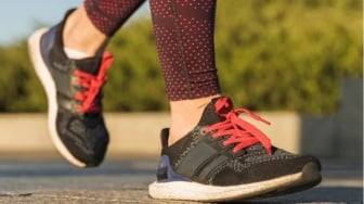 5 Sepatu Jalan Kaki untuk Usia 40 Tahun dengan Bantalan Empuk yang Nyaman