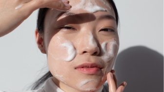 5 Facial Foam untuk Kulit Berminyak dan Berjerawat, Bebas Rasa Ketarik!
