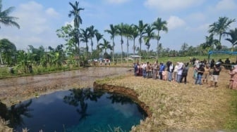 Sinkhole di Sawah Limapuluh Kota Keluarkan Air Biru Jernih, Ini Penjelasan Badan Geologi