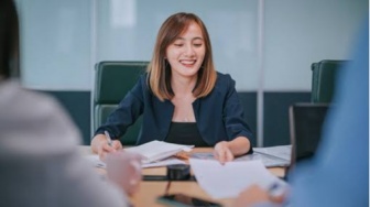 Sejak Kapan Gaji Minimum Jadi Benefit? Potret Buram Dunia Kerja Kita