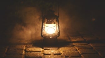 Misteri Pelita Kecil di Jembatan, Saat Pergi Membeli Bakso