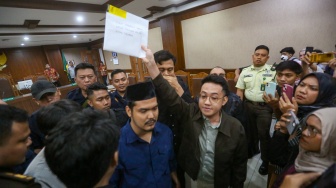 Terdakwa dalam kasus dugaan penghasutan Delpedro Marhaen usai menjalani sidang lanjutan di Pengadilan Negeri Jakarta Pusat, Kamis (8/1/2026). [Suara.com/Alfian Winanto]