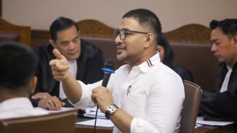Terdakwa kasus peredaran narkotika di dalam Rutan Salemba, Ammar Zoni saat menjalani sidang lanjutan di Pengadilan Negeri Jakarta Pusat, Jakarta, Kamis (8/1/2026). [Suara.com/Alfian Winanto]
