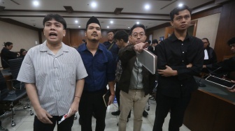 Terdakwa dalam kasus dugaan penghasutan Delpedro Marhaen (kedua kanan) saat menjalani sidang lanjutan di Pengadilan Negeri Jakarta Pusat, Kamis (8/1/2026). [Suara.com/Alfian Winanto]