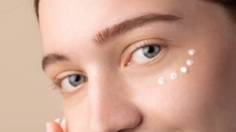 5 Rekomendasi Eye Cream untuk Atasi Kantung Mata Usia 40-an, Ada Formula Anti-Aging