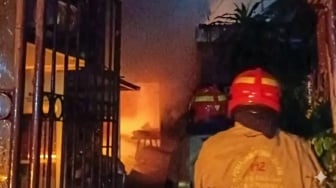 Rumah 2 Lantai Terbakar di Simo Gunung Surabaya, 6 Penghuni Luka-luka