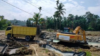 BBM Alat Berat Langka Pasca Tanggap Darurat, Pembersihan Material Bencana di Agam Terkendala!