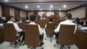 Terdakwa kasus peredaran narkotika di dalam Rutan Salemba, Ammar Zoni (kanan) saat menjalani sidang lanjutan di Pengadilan Negeri Jakarta Pusat, Jakarta, Kamis (8/1/2026). [Suara.com/Alfian Winanto]
