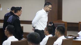 Terdakwa kasus peredaran narkotika di dalam Rutan Salemba, Ammar Zoni saat menjalani sidang lanjutan di Pengadilan Negeri Jakarta Pusat, Jakarta, Kamis (8/1/2026). [Suara.com/Alfian Winanto]
