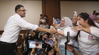 Terdakwa kasus peredaran narkotika di dalam Rutan Salemba, Ammar Zoni menyapa penggemarnya saat menjalani sidang lanjutan di Pengadilan Negeri Jakarta Pusat, Jakarta, Kamis (8/1/2026). [Suara.com/Alfian Winanto]
