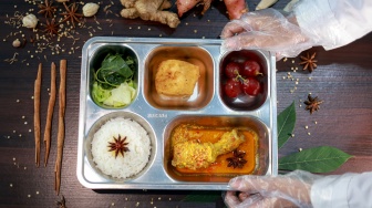 Ahli gizi menyiapkan paket makanan menu kuliner nusantara untuk program Makan Bergizi Gratis (MBG) di Satuan Pelayanan Pemenuhan Gizi (SPPG) Dipan Tanjunganom, Nganjuk, Jawa Timur, Kamis (8/1/2026). [ANTARA FOTO/Muhammad Mada/nz]