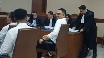 Hadiri Sidang, Ammar Zoni Senyum Semringah Sambil Pegang Tasbih