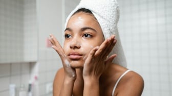 Pilih Bijak! 4 Eksfoliator Aman untuk Wajah Berjerawat yang Wajib Dicoba