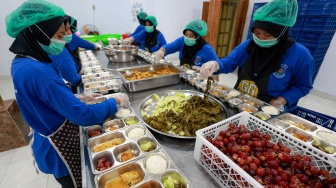 Sejumlah pekerja menyiapkan paket makanan untuk program makan bergizi gratis (MBG) di dapur Satuan Pelayanan Pemenuhan Gizi (SPPG) Dipan Tanjunganom, Nganjuk, Jawa Timur, Kamis (8/1/2026). [ANTARA FOTO/Muhammad Mada/nz]