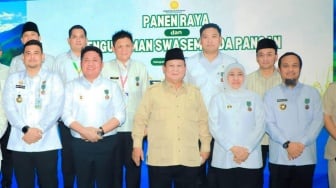 Presiden Anugerahkan Satyalancana Wira Karya Swasembada Pangan 2025 Kepada Gubernur Jawa Timur
