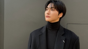 Less Is More! 4 Inspirasi Outfit Minimalis Chic ala Seonghwa ATEEZ