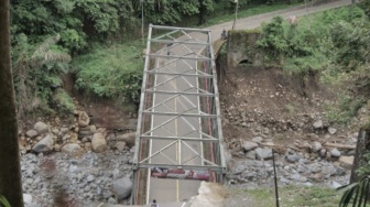 Lebih dari Sekadar Aspal: Menenun Kembali Harapan di Tanah Sumatera