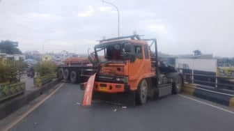 Rem Blong di Tanjakan Flyover Ciputat, Truk Tronton Tabrak Truk hingga Melintang