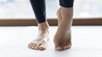 5 Sepatu untuk Kaki High Arch yang Nyaman dan Mendukung Aktivitas Sehari-hari