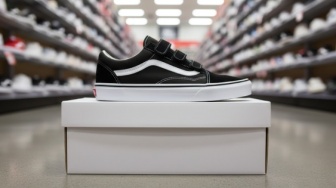 5 Sepatu Vans Velcro Paling Nyaman, Praktis Tanpa Tali Style Anak Muda