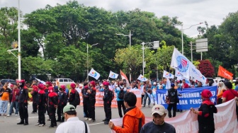 Tuntut Kenaikan Upah 2026, Massa Buruh dari Jakarta dan Jabar Padati Kawasan Monas