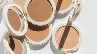 5 Compact Powder 'Foundation' Coverage Tinggi Bikin Wajah Mulus Seharian